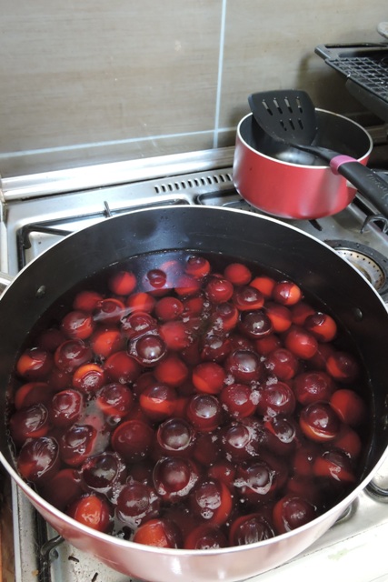 Processing plums for bottling